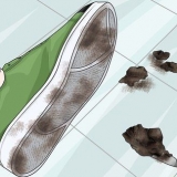 Limpando as partes de borracha de seus sapatos