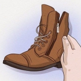 Esticando os canos das botas com um zíper
