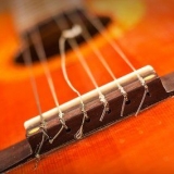 Substituindo as cordas em uma guitarra clássica
