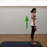 Fazendo a postura do guerreiro do yoga