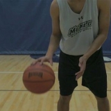 Driblar com uma bola de basquete