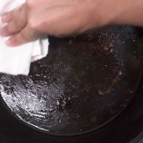 Limpando uma frigideira de ferro fundido queimado