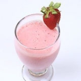 Fazendo um milk-shake de morango