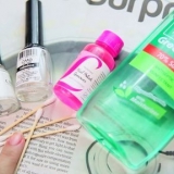 Faça uma impressão de um jornal em suas unhas
