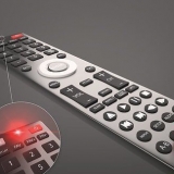 Programação de um controle remoto sem botão de busca de código