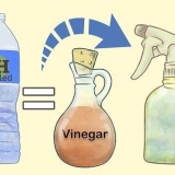 Fazendo uma mistura de vinagre para limpar com