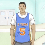 Vestindo uma camisa de basquete