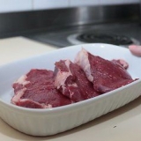 Fritando um bife na panela