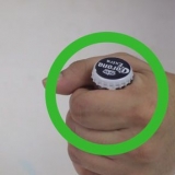 Abrindo uma garrafa de cerveja com um isqueiro