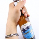Abrindo uma garrafa de cerveja com uma chave