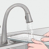 Limpando uma jarra de filtro de água brita
