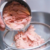 Fazendo um sanduíche de salada de atum