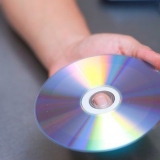 Reparando um cd com pasta de dente