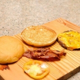 Aquecendo um cheeseburger