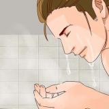 Usando uma colher de comedão