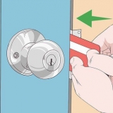 Abrindo uma porta com um cartão de crédito