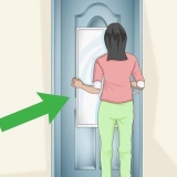 Pendure um espelho de porta