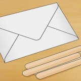 Abrindo um envelope lacrado