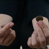 Faça um truque simples com moedas