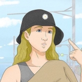 Usando um chapéu de balde