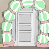 Fazendo um arco festivo de bolas de praia