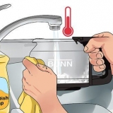 Limpando uma máquina de café com filtro