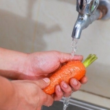 Preparando um assado em uma panela de barro