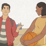 Inicie uma conversa com a pessoa por quem você está apaixonado