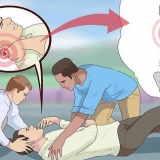 Carregar uma pessoa ferida com duas pessoas