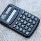 Desligue uma calculadora escolar regular