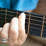 Afinando uma guitarra