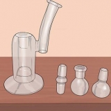 Limpando um bong de vidro
