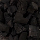Fazendo um bom fogo de carvão ardente
