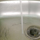Limpando uma pia com bicarbonato de sódio