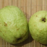 Comer uma goiaba
