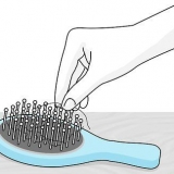 Limpando uma escova de cabelo
