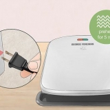 Preparando um hambúrguer em uma grelha foreman