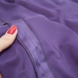 Pegando um vestido pela cintura