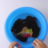 Esticando uma camiseta de algodão