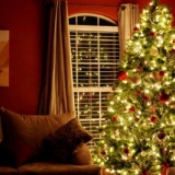 Decore uma árvore de natal com estilo