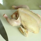 Corte um frango em quartos