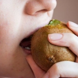 Comer um kiwi