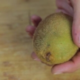 Descasque um kiwi
