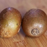 Cortando um kiwi