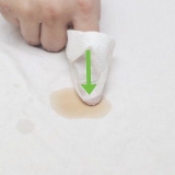 Como remover uma mancha de café de uma camisa de algodão