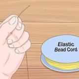 Fazendo uma pulseira de miçangas