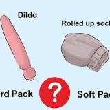 Vestindo um pênis artificial para homens transgêneros