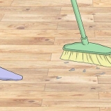 Limpando um piso de parquet