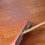 Limpando um piso laminado
