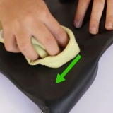 Limpando uma bolsa de couro